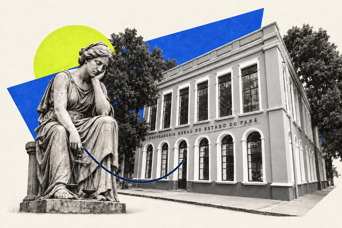 Mundo jurídico: estátua pensativa diante de um tribunal