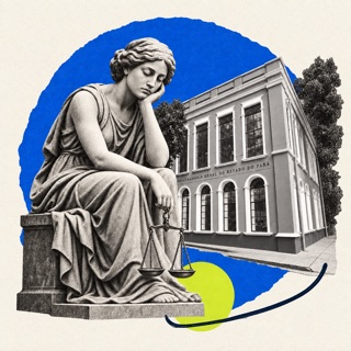 Mundo jurídico: estátua pensativa diante de um tribunal